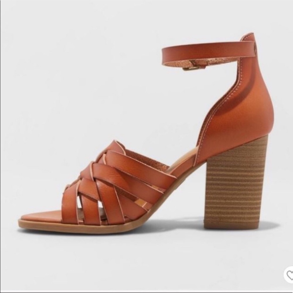 Universal Thread • Addie tan strap block heels NWT